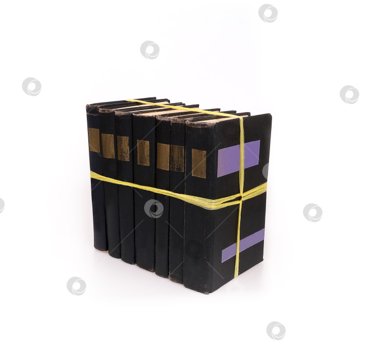 Скачать Стопка книг с белыми листами, выделенными на белом фоне фотосток Ozero