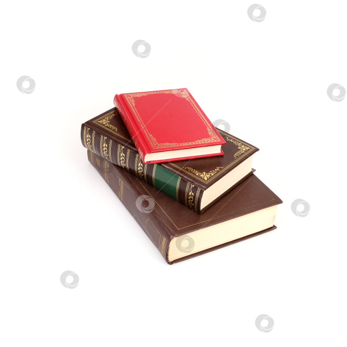 Скачать Стопка книг в цветных обложках с белыми листами, выделяющимися на белом фоне фотосток Ozero