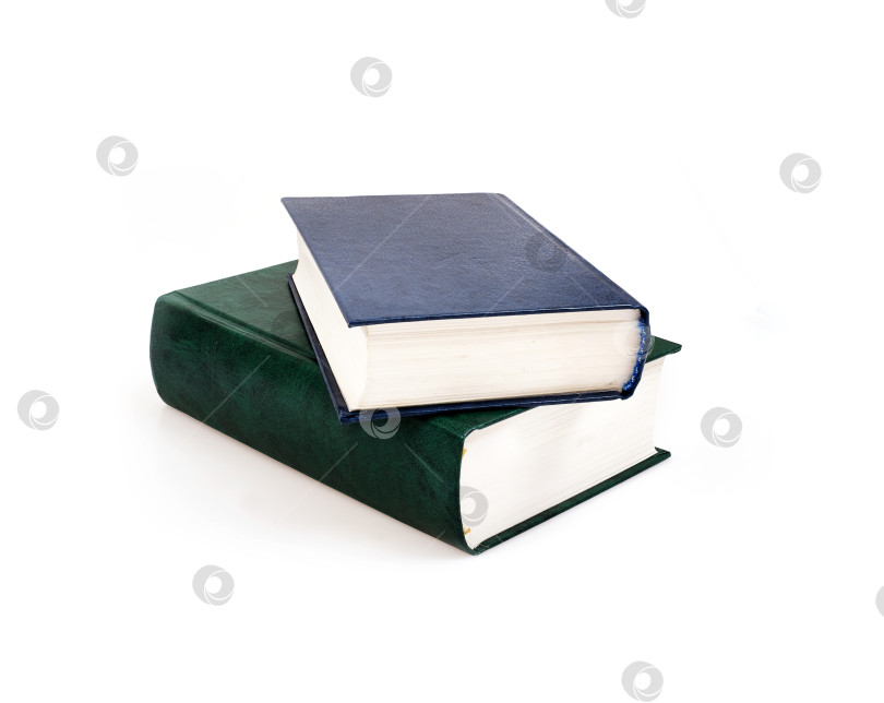 Скачать Стопка книг в цветных обложках с белыми листами, выделяющимися на белом фоне фотосток Ozero