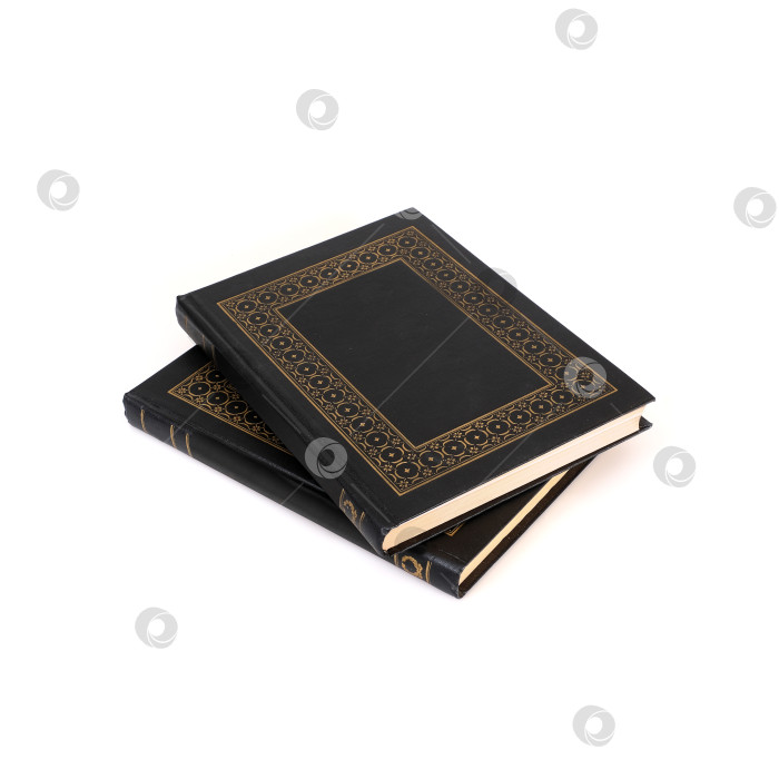 Скачать Стопка книг в черных обложках с белыми листами, выделенными на белом фоне фотосток Ozero