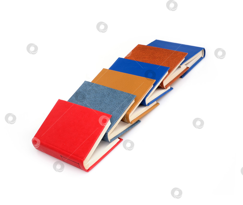 Скачать Стопка книг в цветных обложках с белыми листами, выделяющимися на белом фоне фотосток Ozero