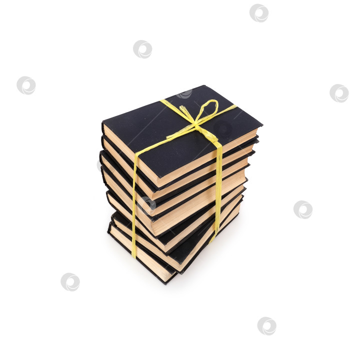 Скачать Стопка книг в черных обложках с белыми листами, выделенными на белом фоне фотосток Ozero