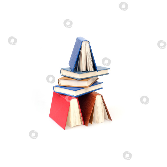 Скачать Стопка книг в цветных обложках с белыми листами, выделяющимися на белом фоне фотосток Ozero