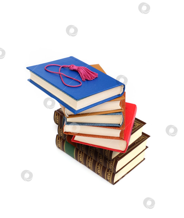 Скачать Стопка книг в цветных обложках с белыми листами, выделяющимися на белом фоне фотосток Ozero