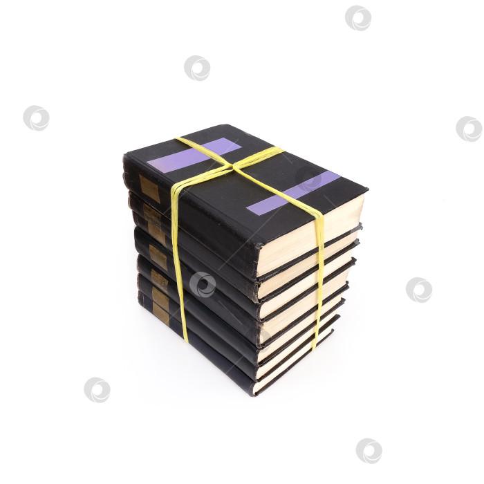 Скачать Стопка книг с белыми листами, выделенными на белом фоне фотосток Ozero