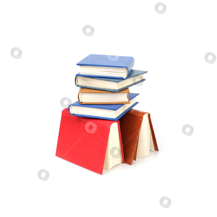 Скачать Стопка книг в цветных обложках с белыми листами, выделяющимися на белом фоне фотосток Ozero