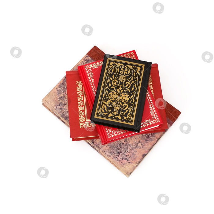 Скачать Стопка книг в цветных обложках с белыми листами, выделяющимися на белом фоне фотосток Ozero