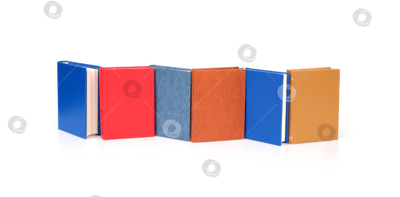 Скачать Стопка книг в цветных обложках с белыми листами, выделяющимися на белом фоне фотосток Ozero