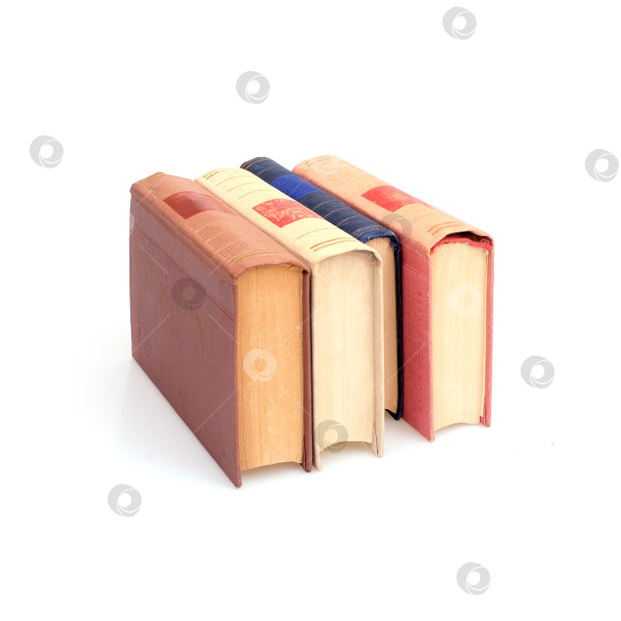 Скачать Стопка книг в цветных обложках с белыми листами, выделяющимися на белом фоне фотосток Ozero