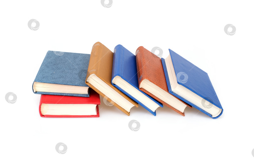 Скачать Стопка красных, синих, желтых и коричневых книг, выделенных на белом фоне фотосток Ozero