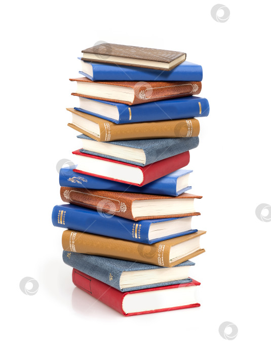 Скачать Стопка книг в цветных обложках с белыми листами, выделяющимися на белом фоне фотосток Ozero