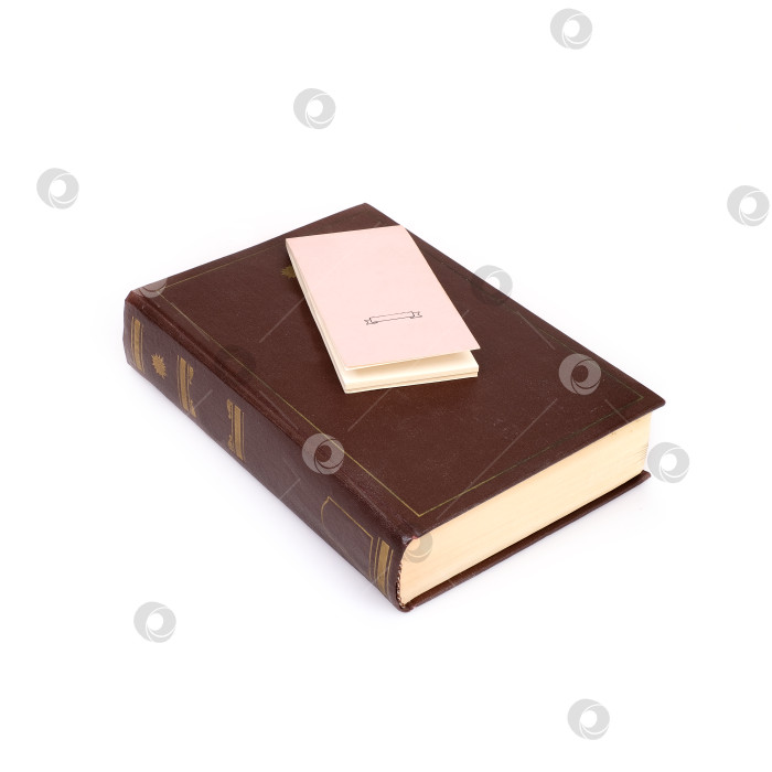 Скачать Книга в коричневой обложке и блокнот с белыми листами, выделенными на белом фоне фотосток Ozero