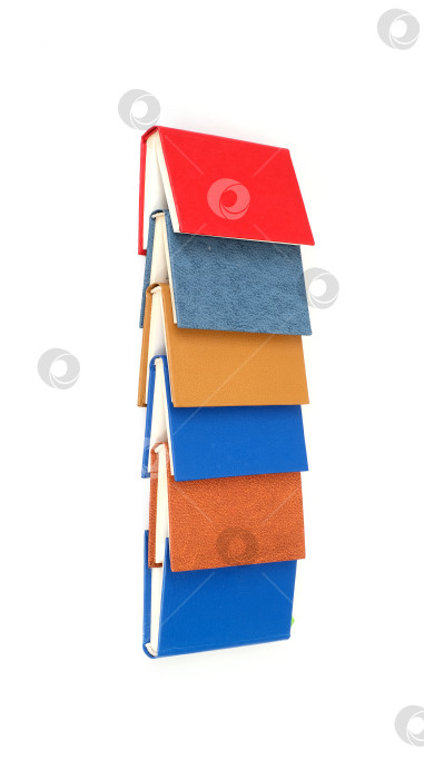 Скачать Стопка книг в цветных обложках с белыми листами, выделяющимися на белом фоне фотосток Ozero