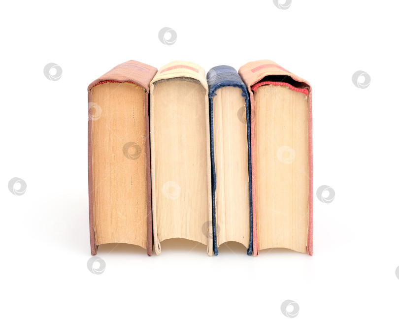 Скачать Стопка книг в цветных обложках с белыми листами, выделяющимися на белом фоне фотосток Ozero