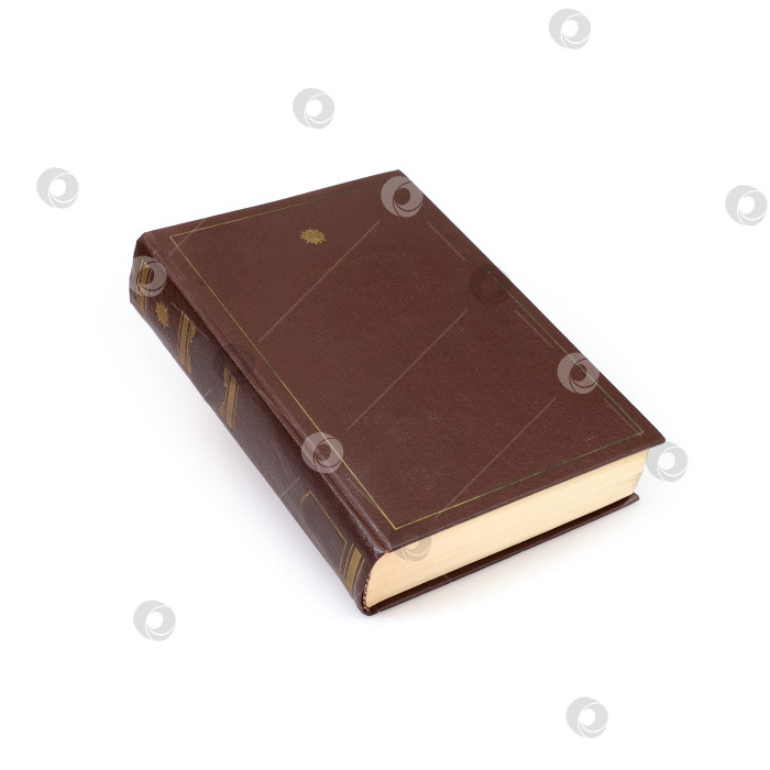 Скачать Книга в коричневой обложке с белыми листами, выделенными на белом фоне фотосток Ozero
