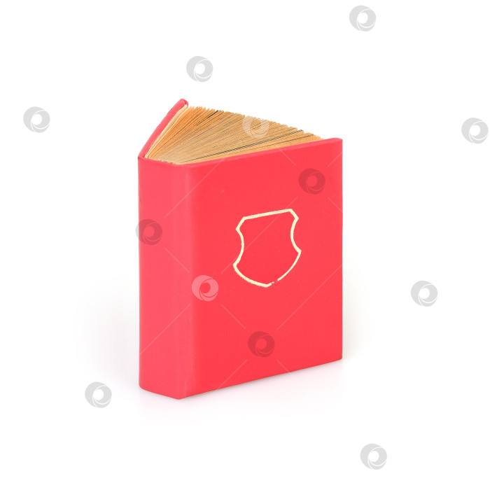 Скачать Книга в красной обложке с белыми листами, выделенными на белом фоне фотосток Ozero