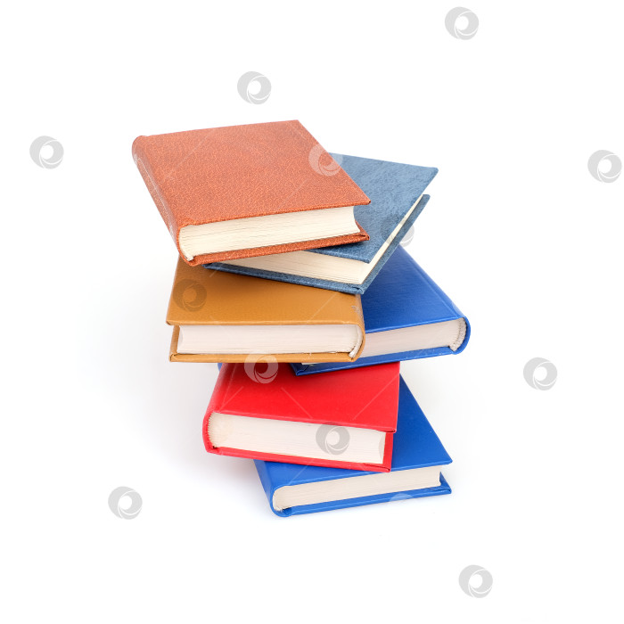 Скачать Стопка книг в цветных обложках с белыми листами, выделяющимися на белом фоне фотосток Ozero