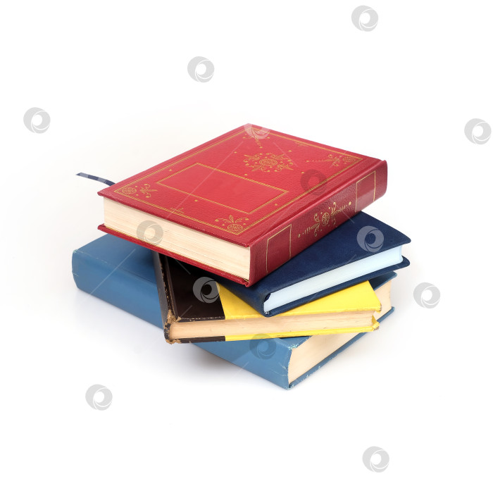 Скачать Стопка книг в цветных обложках, выделяющихся на белом фоне фотосток Ozero