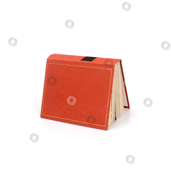 Скачать Книга в красной обложке, выделенная на белом фоне фотосток Ozero