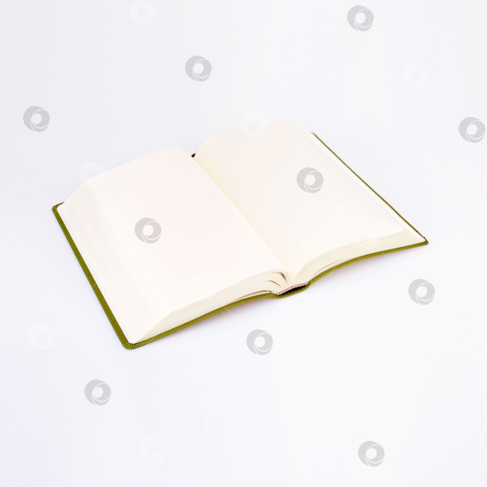 Скачать Открытая книга в цветной обложке с белыми листами, выделенными на белом фоне фотосток Ozero
