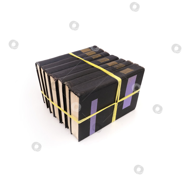 Скачать Стопка книг в черных обложках с белыми листами, выделенными на белом фоне фотосток Ozero