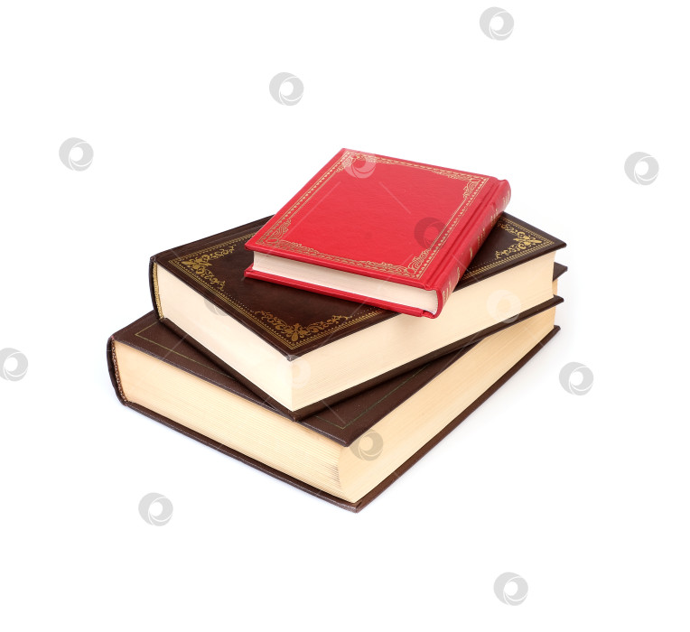 Скачать Стопка книг в коричневых и красных обложках с белыми листами, выделяющимися на белом фоне фотосток Ozero