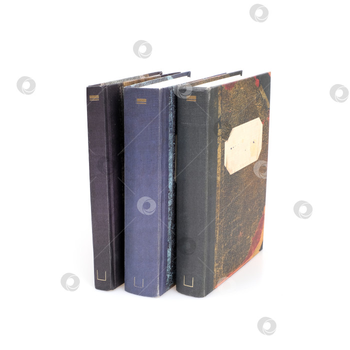 Скачать Стопка книг в цветных обложках с белыми листами, выделяющимися на белом фоне фотосток Ozero