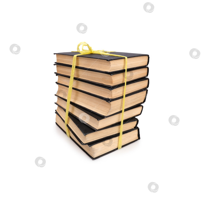 Скачать Стопка книг в черных обложках с белыми листами, выделенными на белом фоне фотосток Ozero