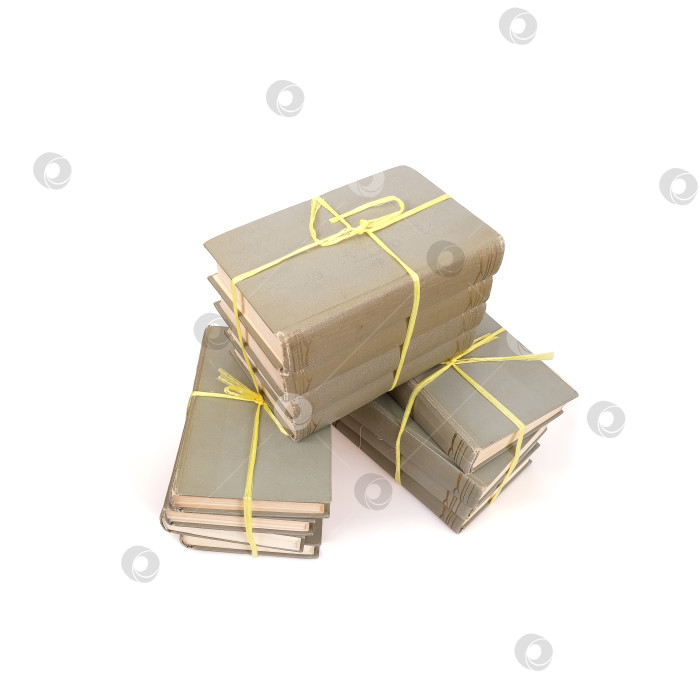 Скачать Стопка книг в цветных обложках с белыми листами, выделяющимися на белом фоне фотосток Ozero