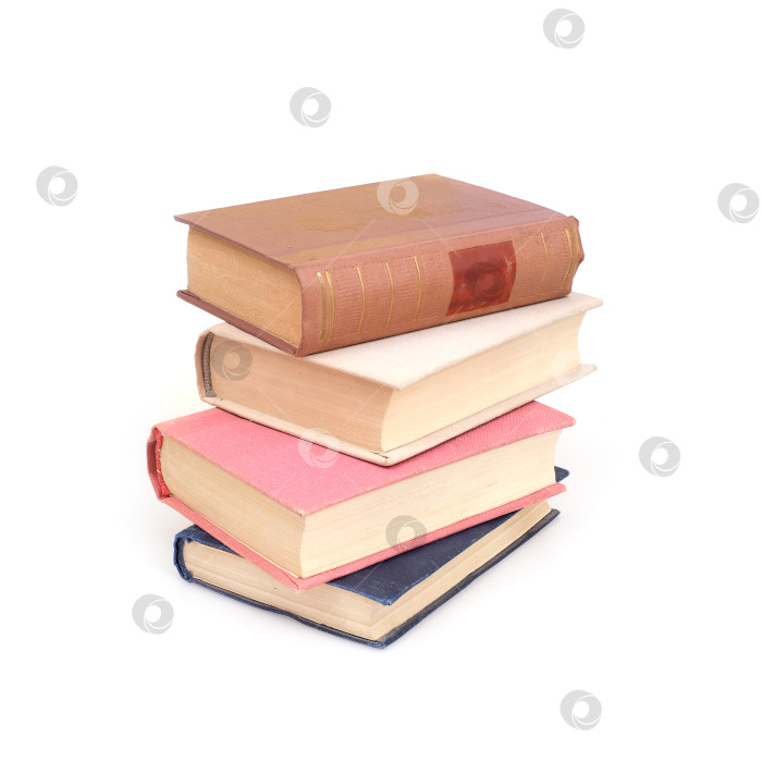 Скачать Стопка книг в цветных обложках с белыми листами, выделяющимися на белом фоне фотосток Ozero