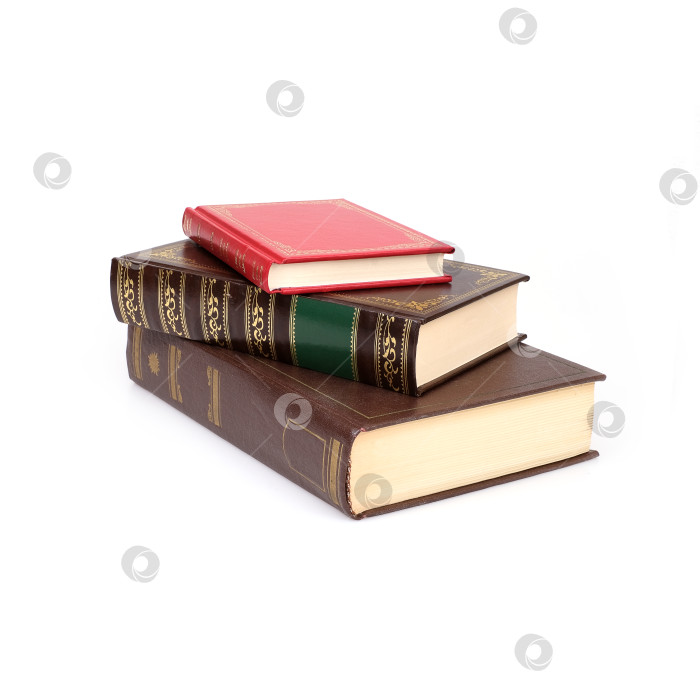 Скачать Стопка книг в цветных обложках с белыми листами, выделяющимися на белом фоне фотосток Ozero
