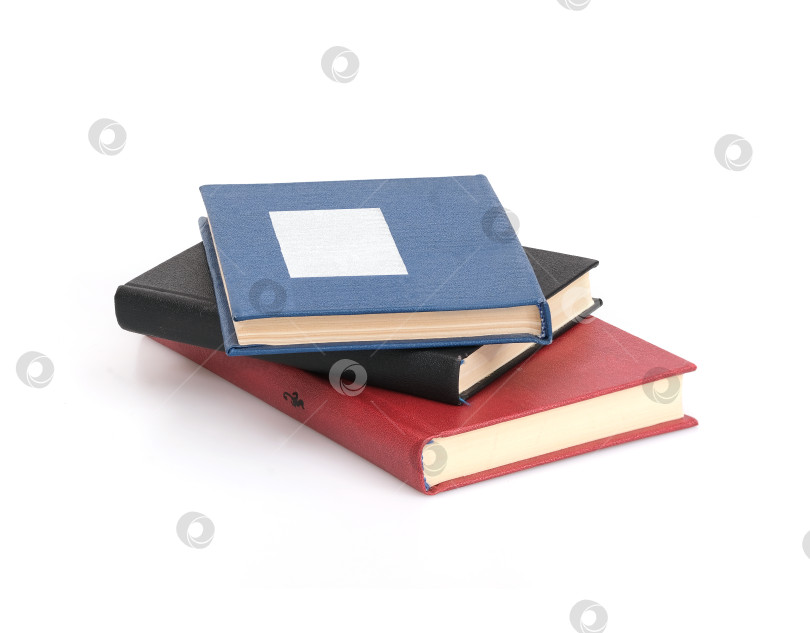 Скачать Стопки красных, черных и синих книг, выделяющихся на белом фоне фотосток Ozero