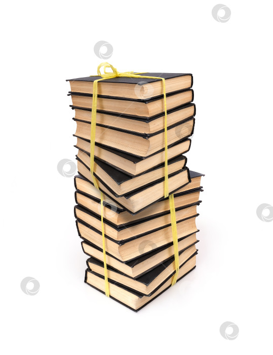 Скачать Стопка книг в черных обложках с белыми листами, выделенными на белом фоне фотосток Ozero