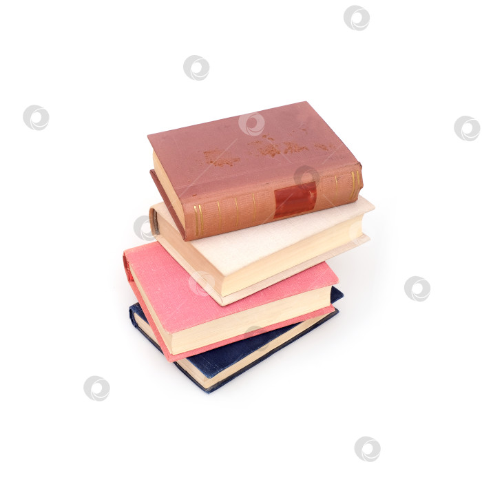 Скачать Стопка книг в цветных обложках с белыми листами, выделяющимися на белом фоне фотосток Ozero