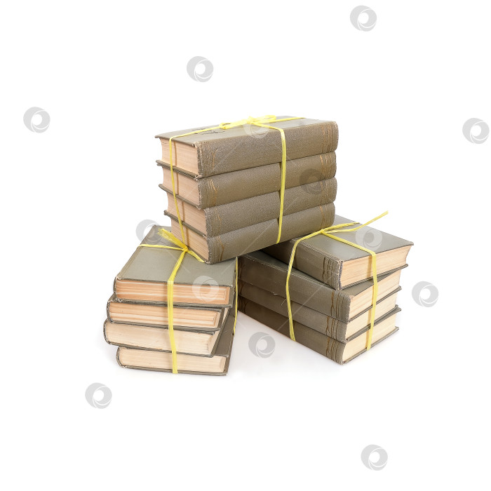 Скачать Стопка книг в цветных обложках с белыми листами, выделяющимися на белом фоне фотосток Ozero