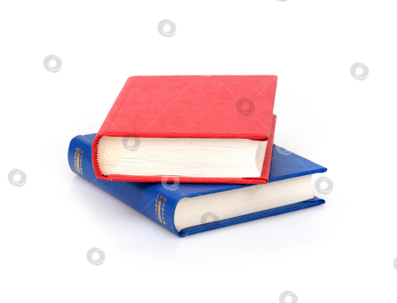 Скачать Стопка книг в цветных обложках с белыми листами, выделяющимися на белом фоне фотосток Ozero