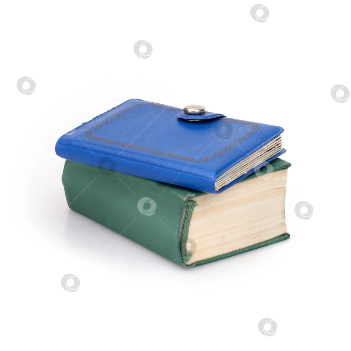Скачать Стопка зеленых и синих книг, выделенных на белом фоне фотосток Ozero