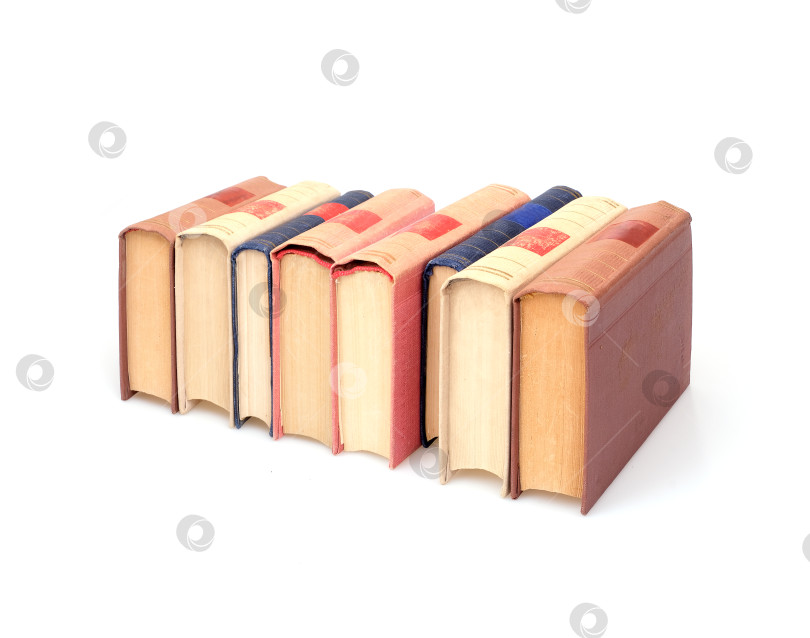 Скачать Стопка книг в цветных обложках с белыми листами, выделяющимися на белом фоне фотосток Ozero
