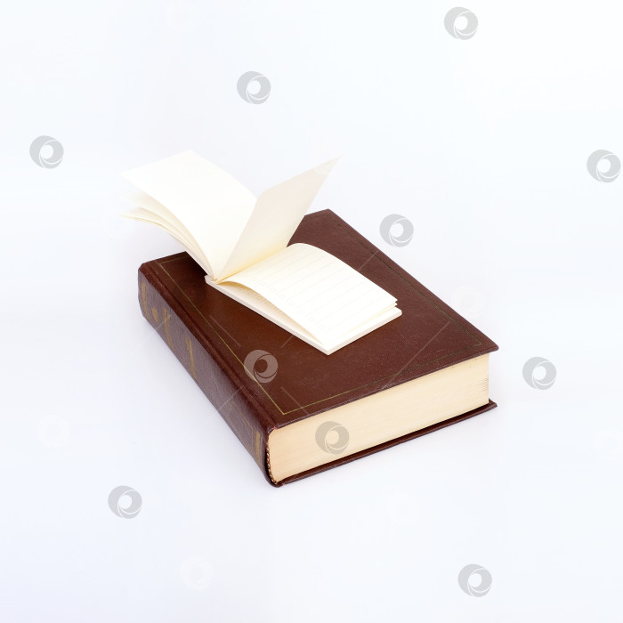 Скачать Книга и открытый блокнот с чистыми листами, выделенными на белом фоне фотосток Ozero