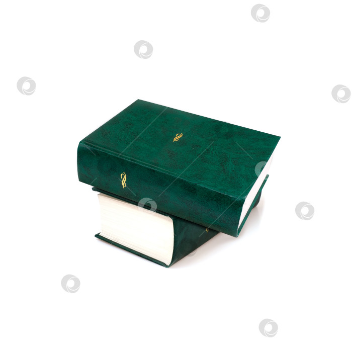 Скачать Стопка книг в зеленых обложках с белыми листами, выделяющимися на белом фоне фотосток Ozero