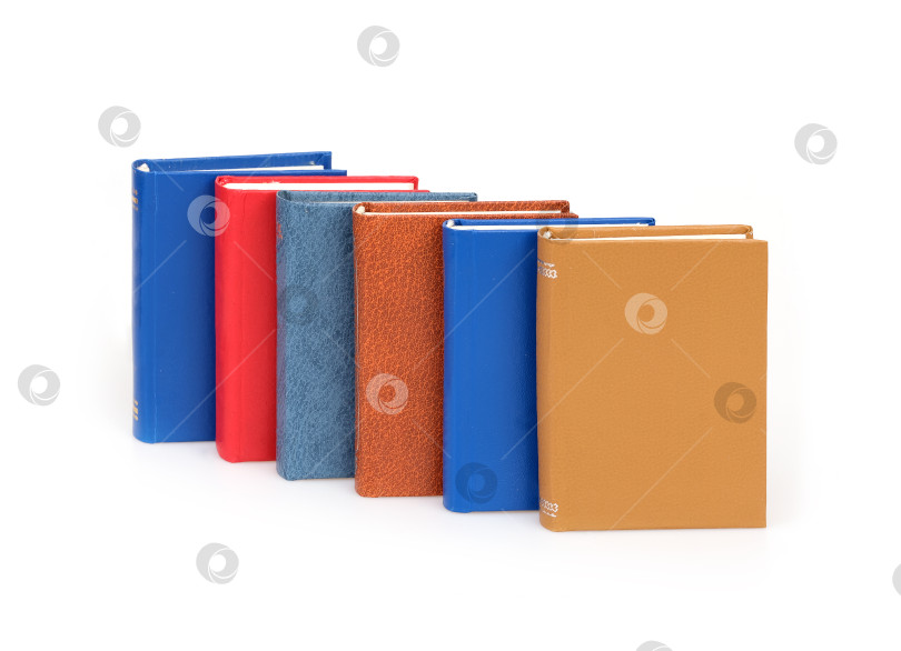 Скачать Стопка книг в цветных обложках с белыми листами, выделяющимися на белом фоне фотосток Ozero