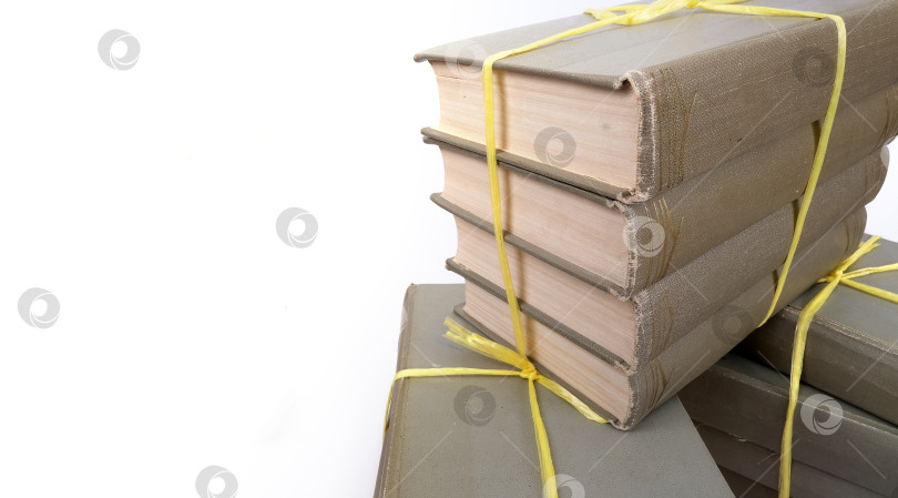 Скачать Стопка книг в цветных обложках с белыми листами, выделяющимися на белом фоне фотосток Ozero