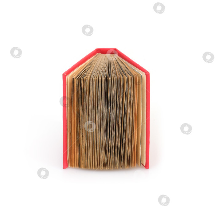 Скачать Книга в красной обложке с белыми листами, выделенными на белом фоне фотосток Ozero