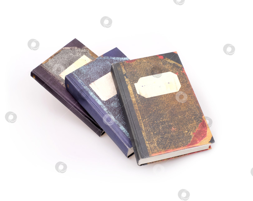 Скачать Стопка книг в цветных обложках с белыми листами, выделяющимися на белом фоне фотосток Ozero