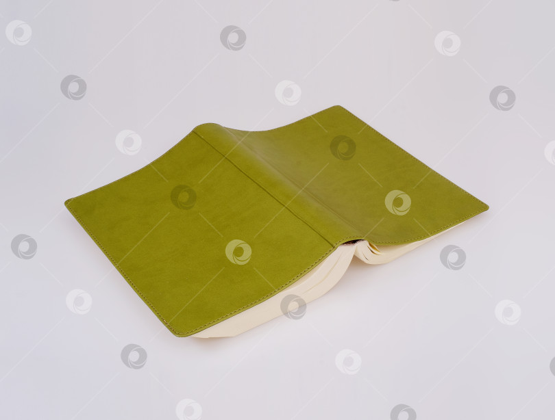 Скачать Открытая книга в зеленой обложке с белыми листами, выделенными на белом фоне фотосток Ozero