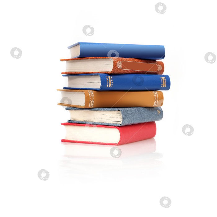 Скачать Стопка книг в цветных обложках с белыми листами, выделяющимися на белом фоне фотосток Ozero