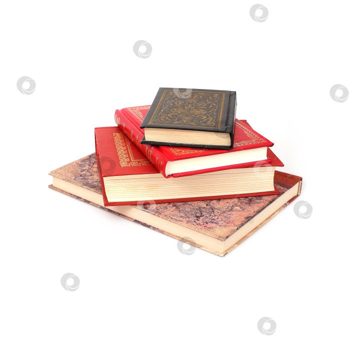 Скачать Стопка книг в цветных обложках с белыми листами, выделяющимися на белом фоне фотосток Ozero