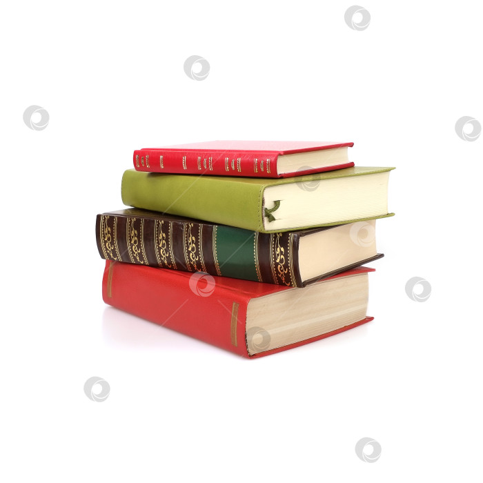 Скачать Стопка книг в цветных обложках с белыми листами, выделяющимися на белом фоне фотосток Ozero