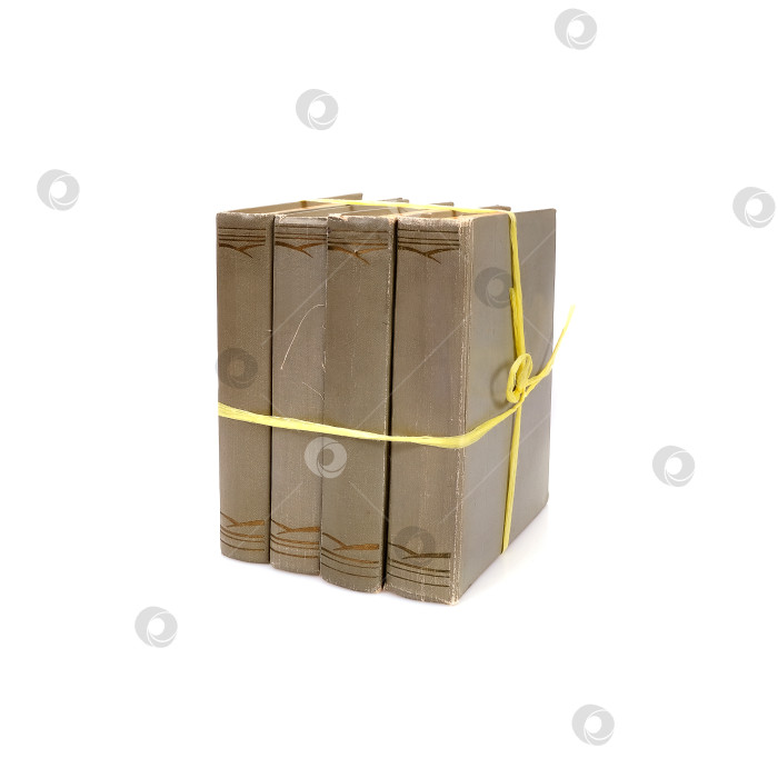 Скачать Стопка книг в цветных обложках с белыми листами, выделяющимися на белом фоне фотосток Ozero