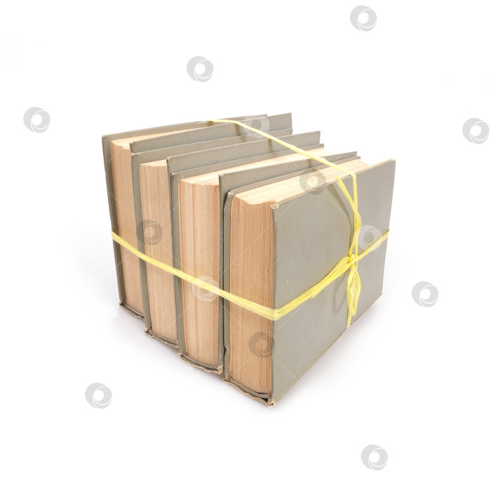 Скачать Стопка книг в цветных обложках с белыми листами, выделяющимися на белом фоне фотосток Ozero